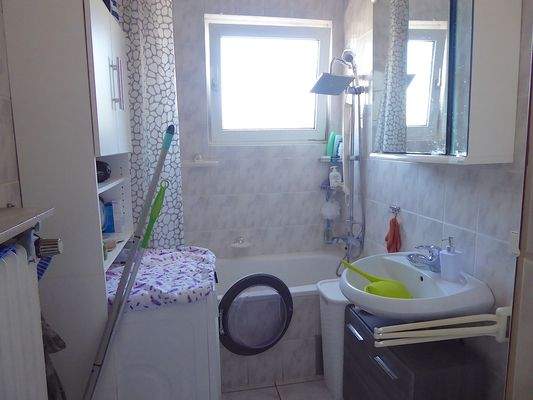 Tageslichtbad mit Wanne