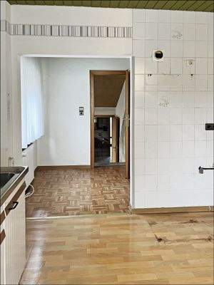 Küche im EG mit Durchgang zum Badezimmer