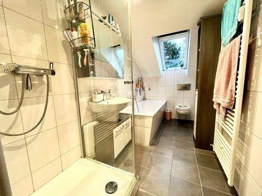 Tageslichtbad mit Badewanne & Dusche