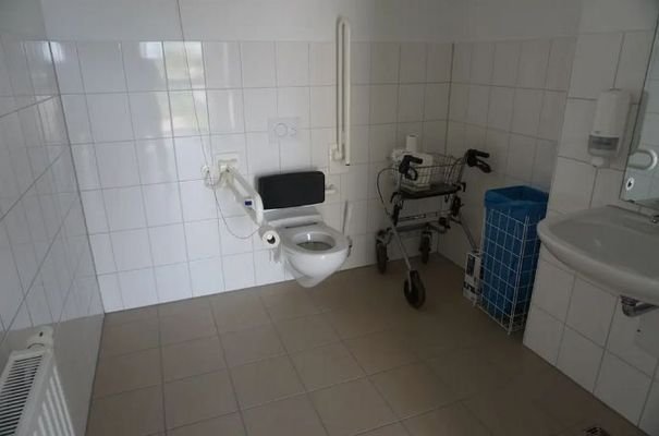 Behinderten-WC Treppenhaus