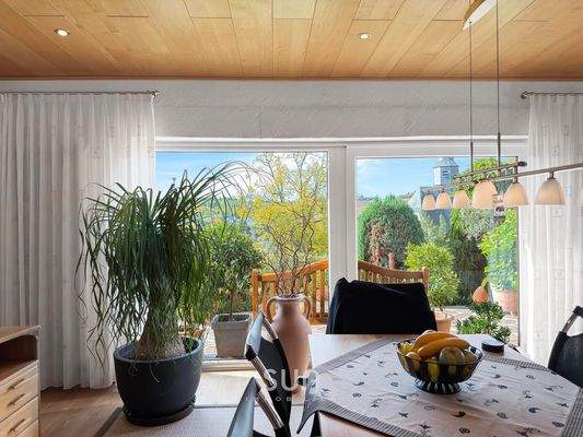 WOHNBEREICH MIT BLICK IN DIE NATUR