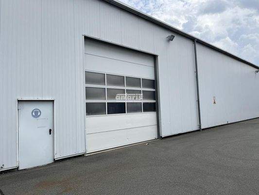 Seitenansicht mit Rolltor