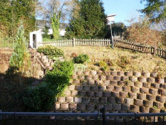 Hanggarten hinter dem Haus