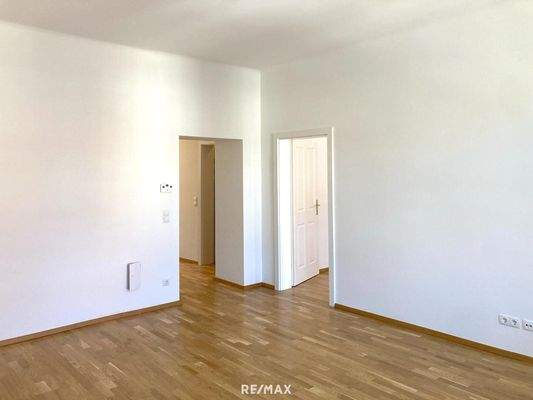 Blick Wohnzimmer Richtung Küche und Zimmer 2