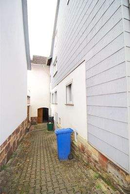 Hofeinfahrt/Stellfläche links vom Wohnhaus