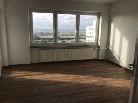 Wohnbereich mit Zugang zum Balkon.jpg