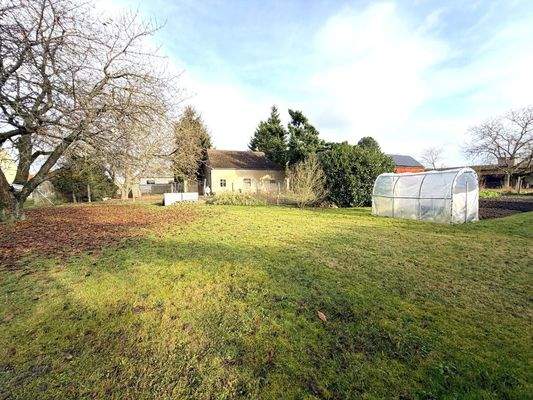 Blick auf Garten und Scheune