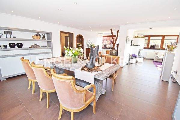 Essbereich mit Blick zum Kaminzimmer