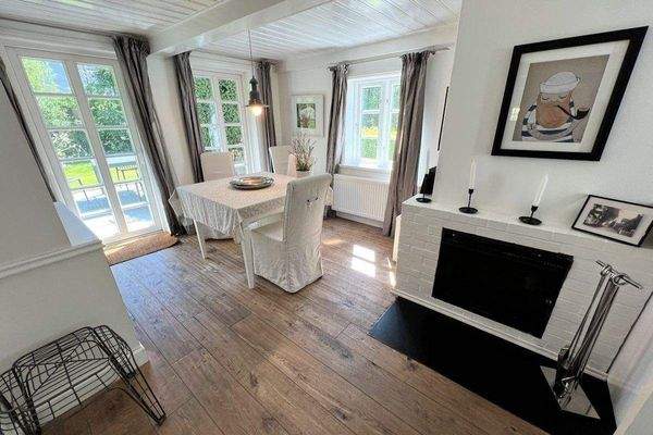 Wohnen / Essen mit Kamin und Terrassenzugang