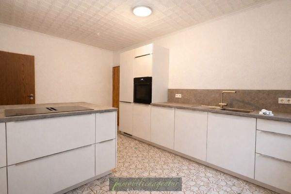 Neue - stylische Einbauküche mit Kochinsel