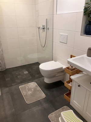 EG Bad mit ebenerdiger Dusche