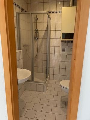 Badezimmer mit Dusche.jpg