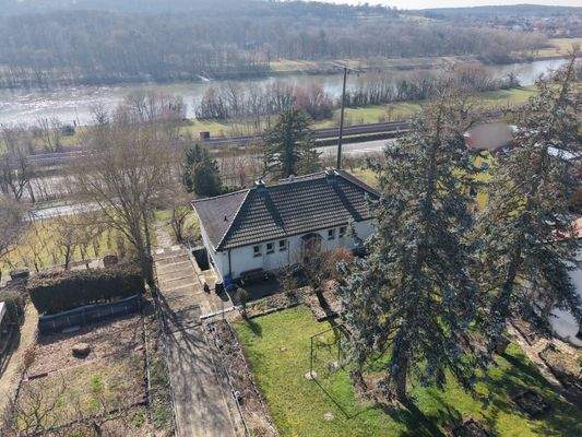 Nordansicht des Hauses mit Grundstück und Ausblick