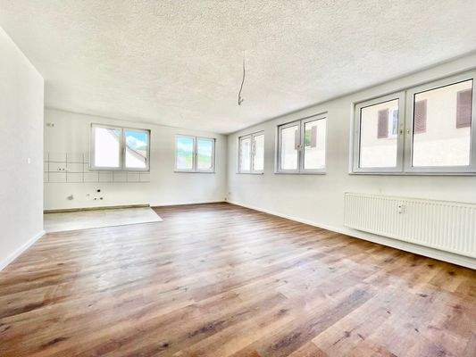 Helles Wohn- und Esszimmer