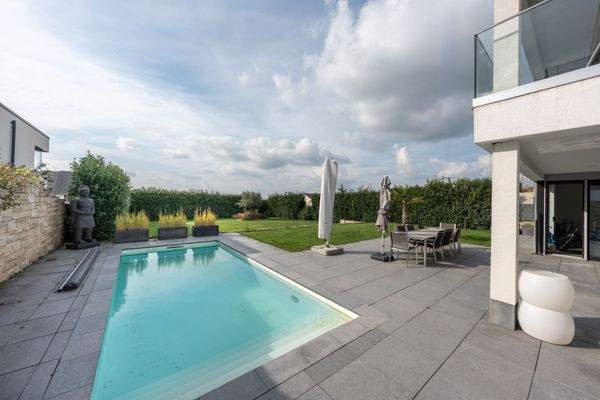 Außenpool mit Garten