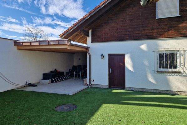 Freisitz und Nebengebäude (Garage)