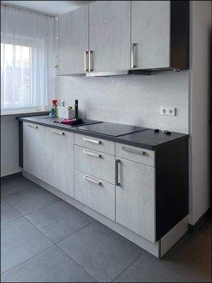 Zeitlose Küche in Grautönen