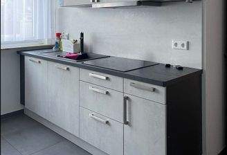 Zeitlose Küche in Grautönen