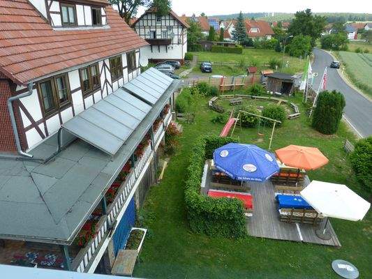 Blick zum Altbau und Außengelände 