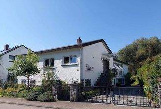 Freistehend, links Garage, rechts Einfahrt