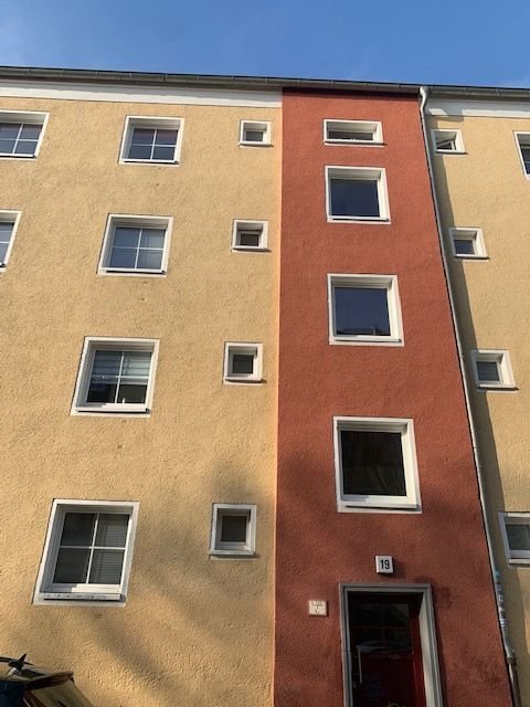 Stadfeldwohnung, mit Einbauküche und Balkon.