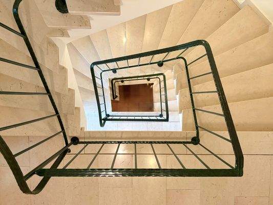 Detailaufnahme der massiven Treppe aus italienischem Marmor