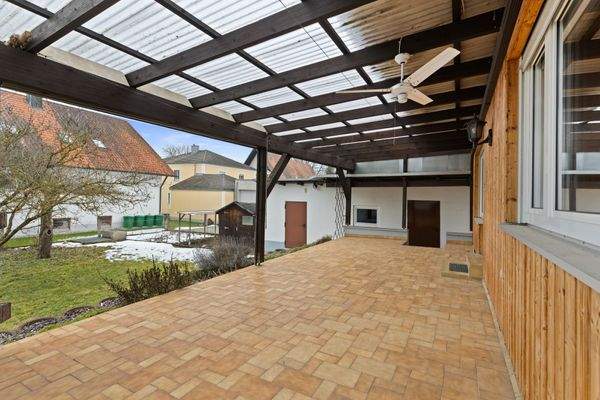 Große, überdachte Terrasse