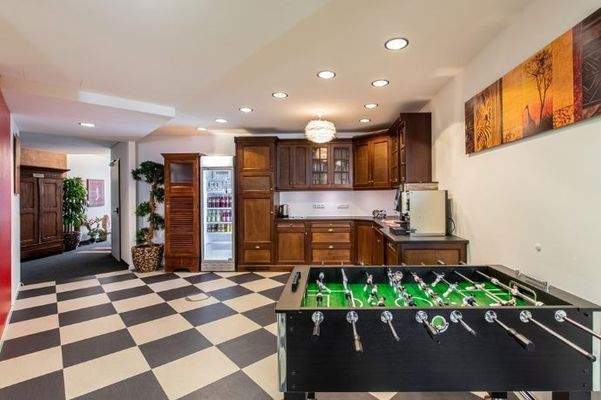 Kickern in der Büro-Bistroküche