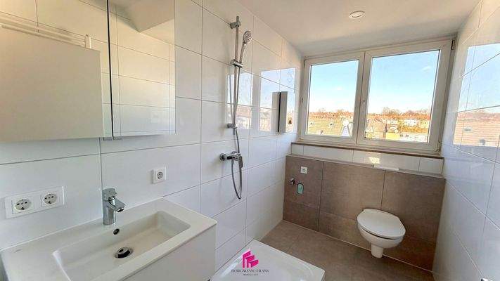 Helles modernes Badezimmer