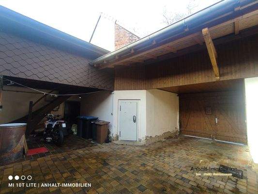 Hofeinfahrt und Kühlhaus