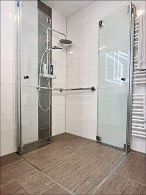 Barrierefreiheit und viel Platz in der Dusche