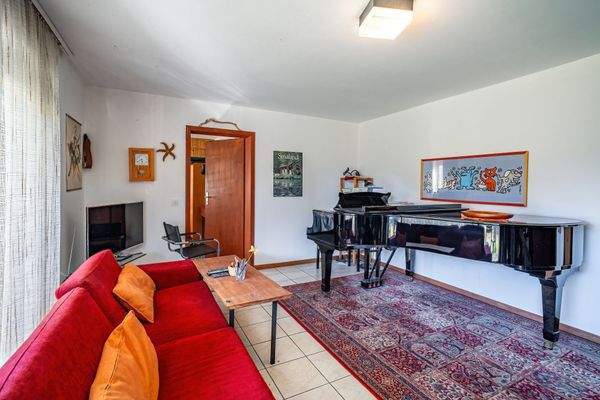 Der großzügige Hobbyraum hat Zutritt in den Garten.