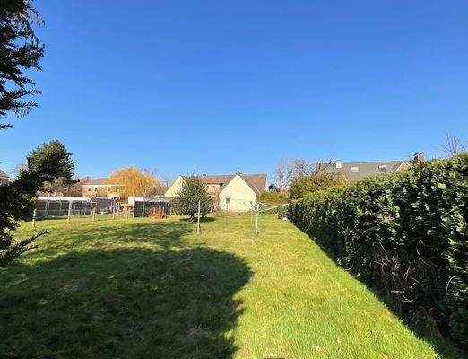 Blick in den Garten und auf das noch zu bebauende Grundstück