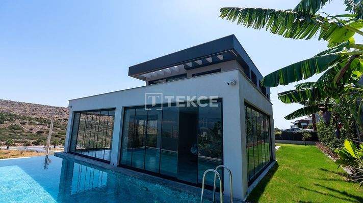 Villa with Pool Close to the Sea in İzmir Çeşme