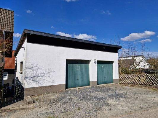 unterkellertes Garagengebäude