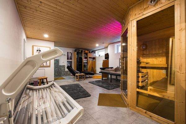 Wellnesstraum mit Sauna, Solarium und Dusche