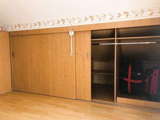 Schrank in Dachschräge