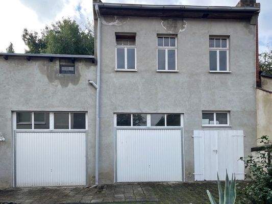 Nebengebäude mit Garagen