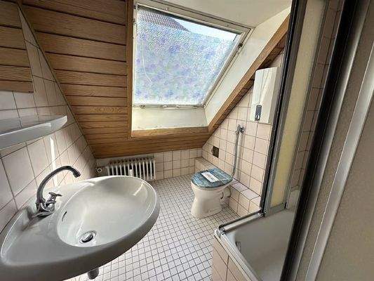 weiteres Tageslichtbad mit Dusche DG