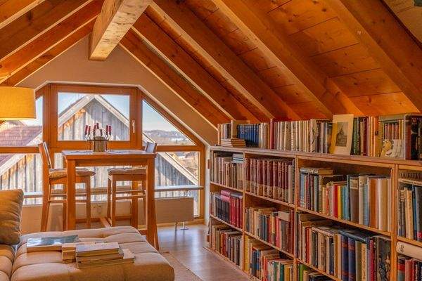 Wohnen über dem See – Charmante Maisonettewohnung mit Alpenpanorama