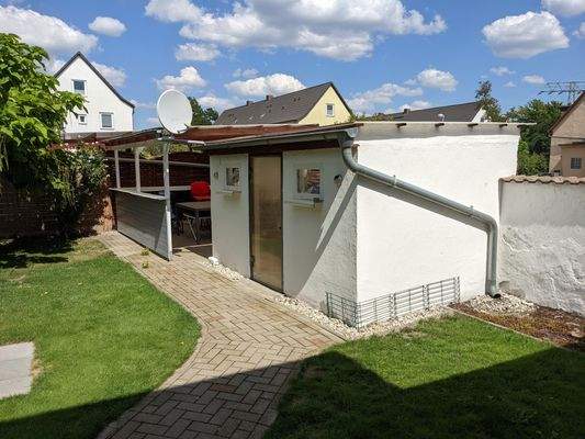 Überdachte Terrasse und Abstellraum