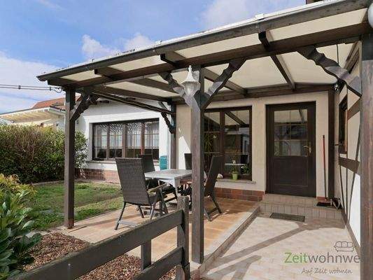 überdachter Sitzplatz am Hauseingang