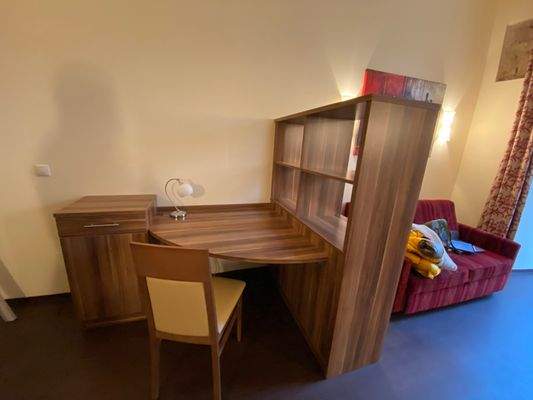 Zimmer (Schreibtisch, Regal)