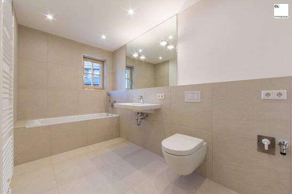 Großes Bad mit Fenster