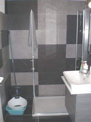 modernes neues Badezimmer 