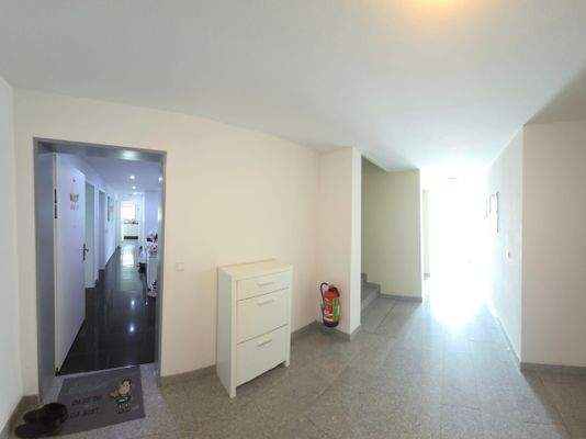 Eingang Liegenschaft / Treppenhaus / Haupteingang Wohnkomplex