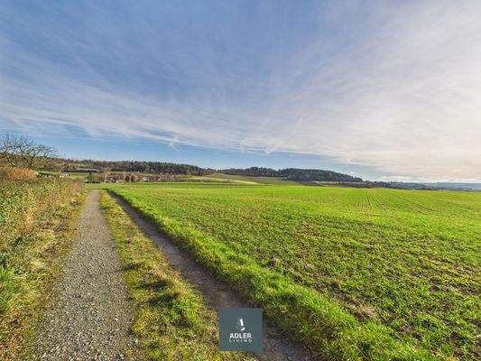 Feldweg direkt hinterm Haus