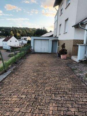 Hauszufahrt mit Garage 