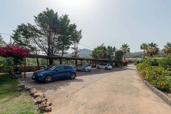 Großer überdachter Parkplatz