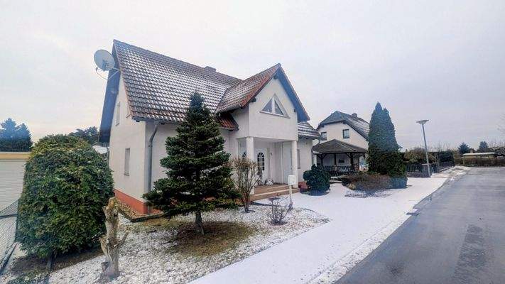 Wohnhausansicht im Winter